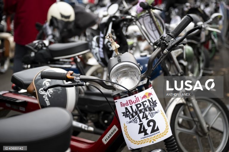 Participantes com os seus ciclomotores participam na Alpenbrevet 2024 entre Interlaken e Sigriswil1400 ciclomotores participaram no arranque desta 14ª edição numa distância de 145 km, 2565 Hm, através do Oberland Bernês.