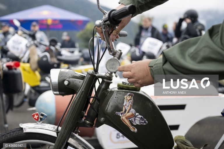 Participantes com os seus ciclomotores participam na Alpenbrevet 2024 entre Interlaken e Sigriswil1400 ciclomotores participaram no arranque desta 14ª edição numa distância de 145 km, 2565 Hm, através do Oberland Bernês.