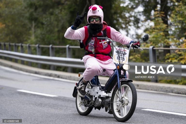 Participantes com os seus ciclomotores participam na Alpenbrevet 2024 entre Interlaken e Sigriswil1400 ciclomotores participaram no arranque desta 14ª edição numa distância de 145 km, 2565 Hm, através do Oberland Bernês.