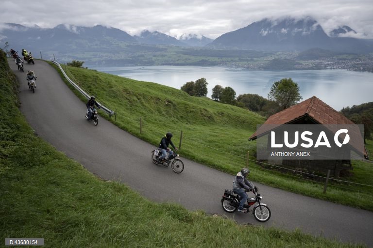 Participantes com os seus ciclomotores participam na Alpenbrevet 2024 entre Interlaken e Sigriswil1400 ciclomotores participaram no arranque desta 14ª edição numa distância de 145 km, 2565 Hm, através do Oberland Bernês.