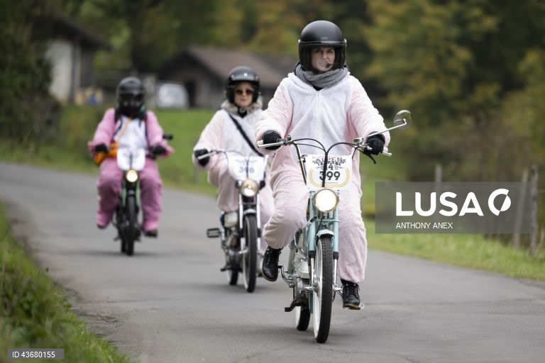 Participantes com os seus ciclomotores participam na Alpenbrevet 2024 entre Interlaken e Sigriswil1400 ciclomotores participaram no arranque desta 14ª edição numa distância de 145 km, 2565 Hm, através do Oberland Bernês.