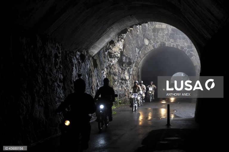 Participantes com os seus ciclomotores participam na Alpenbrevet 2024 entre Interlaken e Sigriswil1400 ciclomotores participaram no arranque desta 14ª edição numa distância de 145 km, 2565 Hm, através do Oberland Bernês.