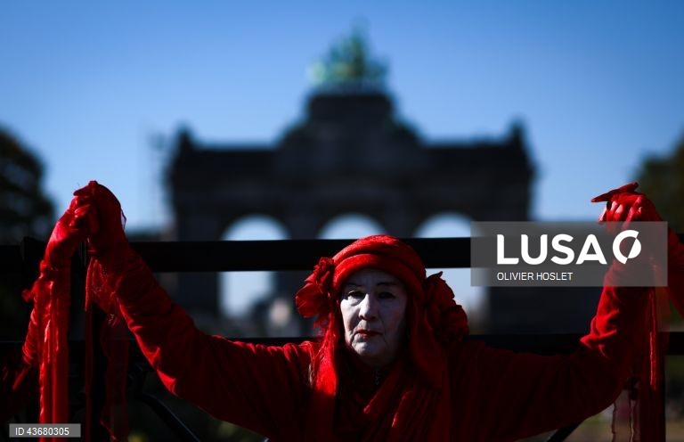 30 movimentos europeus manifestam-se pela justiça climática e contra os combustíveis fósseis frente ao Parlamento Europeu, em Bruxelas.