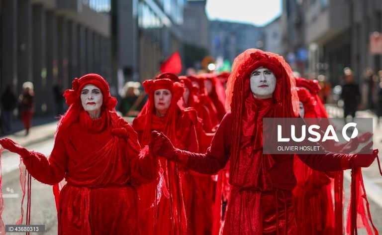30 movimentos europeus manifestam-se pela justiça climática e contra os combustíveis fósseis frente ao Parlamento Europeu, em Bruxelas.