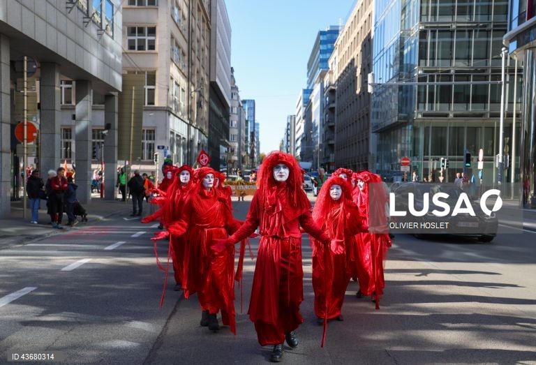 30 movimentos europeus manifestam-se pela justiça climática e contra os combustíveis fósseis frente ao Parlamento Europeu, em Bruxelas.