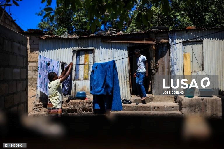 Habitações em chapa de zinco no Bairro da Mafalala, Maputo, 05 de outubro de 2024. Alguns dos moradores do histórico bairro da Mafalala, na capital moçambicana, lamentam as promessas de desenvolvimento por cumprir e o combate que está por fazer ao desemprego e ao tráfico e consumo de droga. Hoje cumpre-se o último dia da campanha eleitoral das eleições gerais agendadas para quarta-feira. (ACOMPANHA TEXTO DO DIA 06 DE OUTUBRO DE 2024). JOSÉ COELHO/LUSA