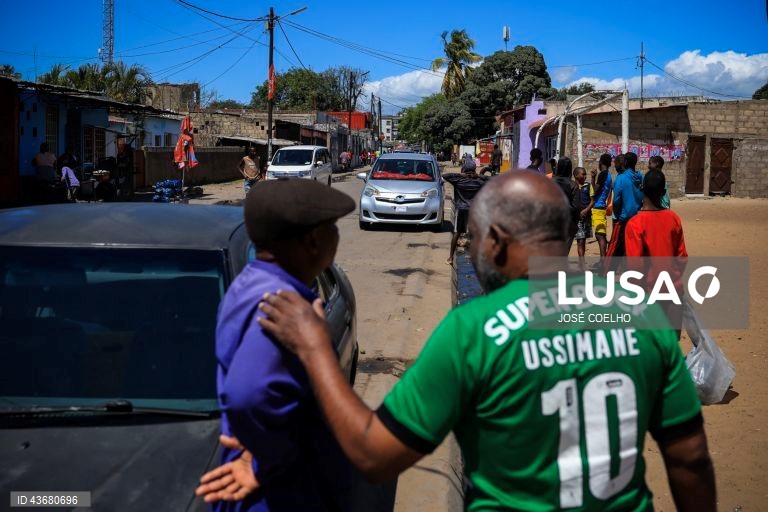 Locais conversam numa rua movimentada do Bairro da Mafalala, Maputo, 05 de outubro de 2024. Alguns dos moradores do histórico bairro da Mafalala, na capital moçambicana, lamentam as promessas de desenvolvimento por cumprir e o combate que está por fazer ao desemprego e ao tráfico e consumo de droga. Hoje cumpre-se o último dia da campanha eleitoral das eleições gerais agendadas para quarta-feira. (ACOMPANHA TEXTO DO DIA 06 DE OUTUBRO DE 2024). JOSÉ COELHO/LUSA