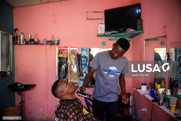 Um barbeiro no Bairro da Mafalala, Maputo, 05 de outubro de 2024. Alguns dos moradores do histórico bairro da Mafalala, na capital moçambicana, lamentam as promessas de desenvolvimento por cumprir e o combate que está por fazer ao desemprego e ao tráfico e consumo de droga. Hoje cumpre-se o último dia da campanha eleitoral das eleições gerais agendadas para quarta-feira. (ACOMPANHA TEXTO DO DIA 06 DE OUTUBRO DE 2024). JOSÉ COELHO/LUSA