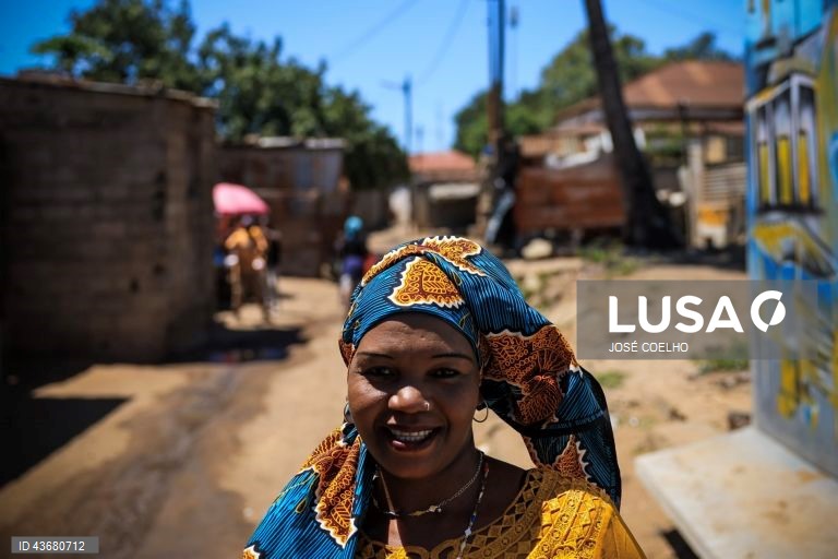 Uma mulher caminha numa rua com casas construídas em chapa de zinco no Bairro da Mafalala, Maputo, 05 de outubro de 2024. Alguns dos moradores do histórico bairro da Mafalala, na capital moçambicana, lamentam as promessas de desenvolvimento por cumprir e o combate que está por fazer ao desemprego e ao tráfico e consumo de droga. Hoje cumpre-se o último dia da campanha eleitoral das eleições gerais agendadas para quarta-feira. (ACOMPANHA TEXTO DO DIA 06 DE OUTUBRO DE 2024). JOSÉ COELHO/LUSA