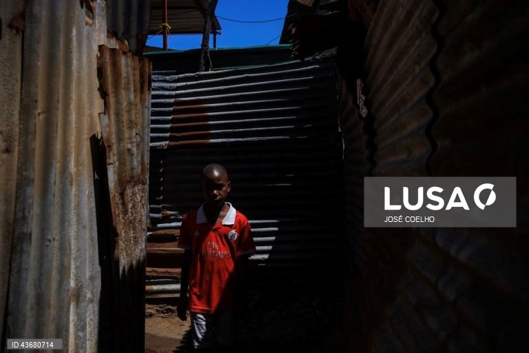 Uma criança caminha numa rua com casas construídas em chapa de zinco no Bairro da Mafalala, Maputo, 05 de outubro de 2024. Alguns dos moradores do histórico bairro da Mafalala, na capital moçambicana, lamentam as promessas de desenvolvimento por cumprir e o combate que está por fazer ao desemprego e ao tráfico e consumo de droga. Hoje cumpre-se o último dia da campanha eleitoral das eleições gerais agendadas para quarta-feira. (ACOMPANHA TEXTO DO DIA 06 DE OUTUBRO DE 2024). JOSÉ COELHO/LUSA