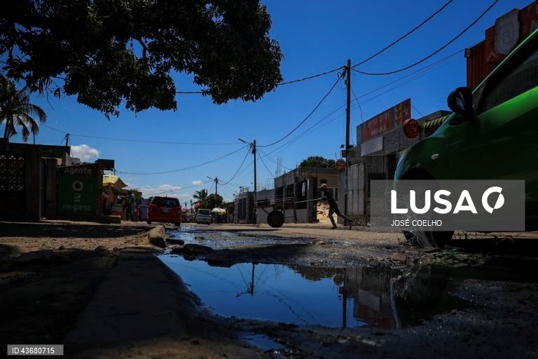 Rua no Bairro da Mafalala, Maputo, 05 de outubro de 2024. Alguns dos moradores do histórico bairro da Mafalala, na capital moçambicana, lamentam as promessas de desenvolvimento por cumprir e o combate que está por fazer ao desemprego e ao tráfico e consumo de droga. Hoje cumpre-se o último dia da campanha eleitoral das eleições gerais agendadas para quarta-feira.(ACOMPANHA TEXTO DO DIA 06 DE OUTUBRO DE 2024).  JOSÉ COELHO/LUSA