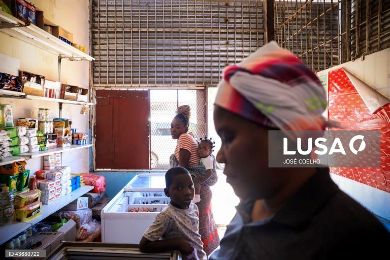 Loja de comércio local no Bairro da Mafalala, Maputo, 05 de outubro de 2024. Alguns dos moradores do histórico bairro da Mafalala, na capital moçambicana, lamentam as promessas de desenvolvimento por cumprir e o combate que está por fazer ao desemprego e ao tráfico e consumo de droga. Hoje cumpre-se o último dia da campanha eleitoral das eleições gerais agendadas para quarta-feira.(ACOMPANHA TEXTO DO DIA 06 DE OUTUBRO DE 2024).  JOSÉ COELHO/LUSA