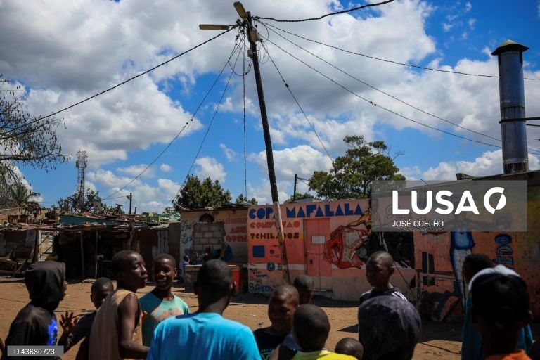 Crianças brincam na rua do Bairro da Mafalala, Maputo, 05 de outubro de 2024. Alguns dos moradores do histórico bairro da Mafalala, na capital moçambicana, lamentam as promessas de desenvolvimento por cumprir e o combate que está por fazer ao desemprego e ao tráfico e consumo de droga. Hoje cumpre-se o último dia da campanha eleitoral das eleições gerais agendadas para quarta-feira. (ACOMPANHA TEXTO DO DIA 06 DE OUTUBRO DE 2024). JOSÉ COELHO/LUSA