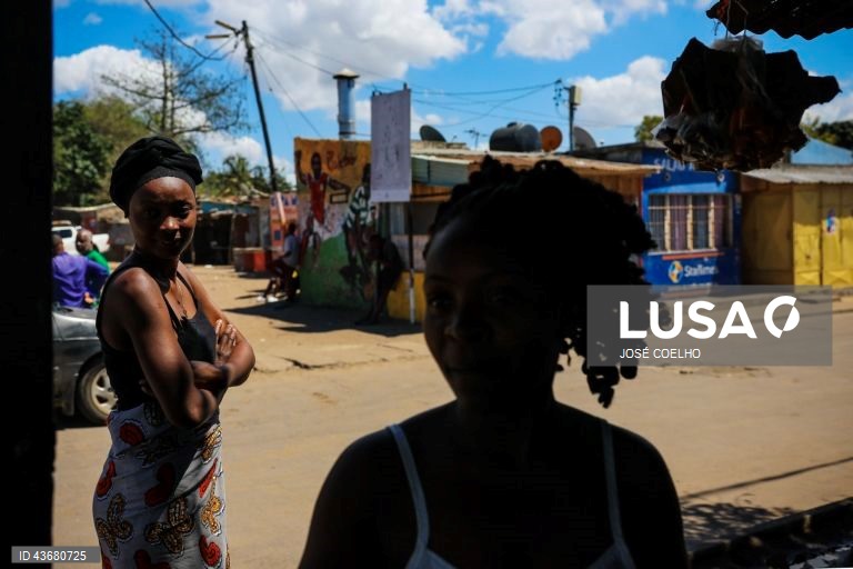 Duas mulheres conversam no Bairro da Mafalala, Maputo, 05 de outubro de 2024. Alguns dos moradores do histórico bairro da Mafalala, na capital moçambicana, lamentam as promessas de desenvolvimento por cumprir e o combate que está por fazer ao desemprego e ao tráfico e consumo de droga. Hoje cumpre-se o último dia da campanha eleitoral das eleições gerais agendadas para quarta-feira. (ACOMPANHA TEXTO DO DIA 06 DE OUTUBRO DE 2024). JOSÉ COELHO/LUSA