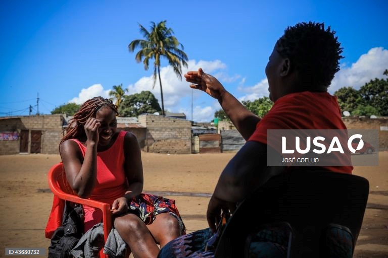 Duas mulheres conversam no Bairro da Mafalala, Maputo, 05 de outubro de 2024. Alguns dos moradores do histórico bairro da Mafalala, na capital moçambicana, lamentam as promessas de desenvolvimento por cumprir e o combate que está por fazer ao desemprego e ao tráfico e consumo de droga. Hoje cumpre-se o último dia da campanha eleitoral das eleições gerais agendadas para quarta-feira.(ACOMPANHA TEXTO DO DIA 06 DE OUTUBRO DE 2024).  JOSÉ COELHO/LUSA