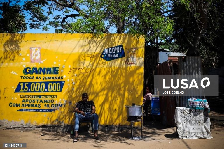 Um homem no Bairro da Mafalala, Maputo, 05 de outubro de 2024. Alguns dos moradores do histórico bairro da Mafalala, na capital moçambicana, lamentam as promessas de desenvolvimento por cumprir e o combate que está por fazer ao desemprego e ao tráfico e consumo de droga. Hoje cumpre-se o último dia da campanha eleitoral das eleições gerais agendadas para quarta-feira. (ACOMPANHA TEXTO DO DIA 06 DE OUTUBRO DE 2024). JOSÉ COELHO/LUSA