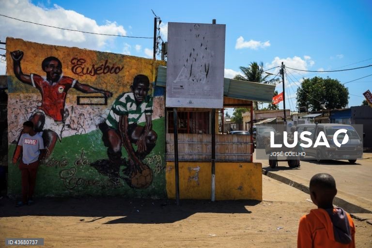 Mural em homenagem a Eusébio do Bairro da Mafalala, Maputo, 05 de outubro de 2024. Alguns dos moradores do histórico bairro da Mafalala, na capital moçambicana, lamentam as promessas de desenvolvimento por cumprir e o combate que está por fazer ao desemprego e ao tráfico e consumo de droga. Hoje cumpre-se o último dia da campanha eleitoral das eleições gerais agendadas para quarta-feira. (ACOMPANHA TEXTO DO DIA 06 DE OUTUBRO DE 2024). JOSÉ COELHO/LUSA
