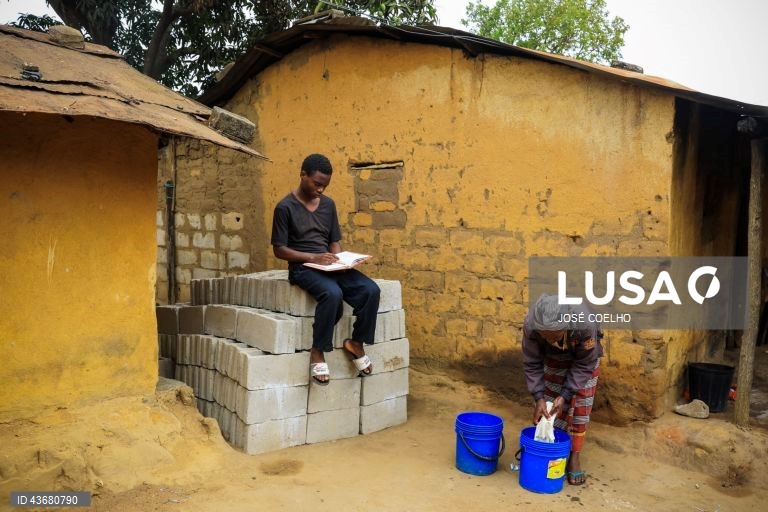 Daniel estuda na sua casa num bairro da cidade de Chimoio, 02 de outubro de 2024. Nas próprias palavras do Daniel: “[Quero] estudar para alcançar o meu futuro”. Ele que, como muitos outros menores, sente a urgência da decisão: persistir apesar de tudo nos estudos ou resignar-se a desistir da escola para procurar trabalho e ajudar no orçamento familiar. Os discursos políticos de aposta na educação não lhe têm trazido material básico como lápis, borrachas e canetas a casa, nem trazem conforto...