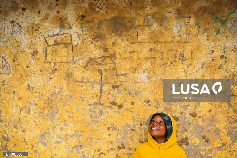 Uma criança num bairro da cidade de Chimoio, 02 de outubro de 2024. Os discursos políticos de aposta na educação não têm trazido material básico como lápis, borrachas e canetas a casa, nem trazem conforto face à necessidade de angariar dinheiro suficiente para qualquer exigência escolar, como fichas e manuais, sobretudo agora que está no secundário. Estes bairros têm a particularidade de parecerem estar longe de tudo, às vezes até da esperança, distantes de qual noção de superação. JOSÉ...