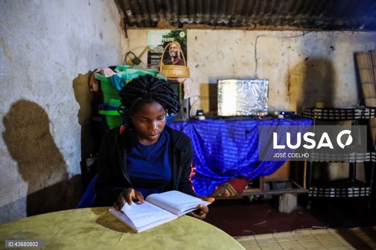 Solange, estuda na sua casa num bairro da cidade de Chimoio, 02 de outubro de 2024. Para Solange, estudar significa bem mais do que aprender. É a condição “para não estar triste toda a hora”, diz a órfã, de 14 anos, parte dos 11% das jovens moçambicanas que chega ao ensino secundário. Os discursos políticos de aposta na educação não lhe têm trazido material básico como lápis, borrachas e canetas a casa, nem trazem conforto face à necessidade de angariar dinheiro suficiente para qualquer...