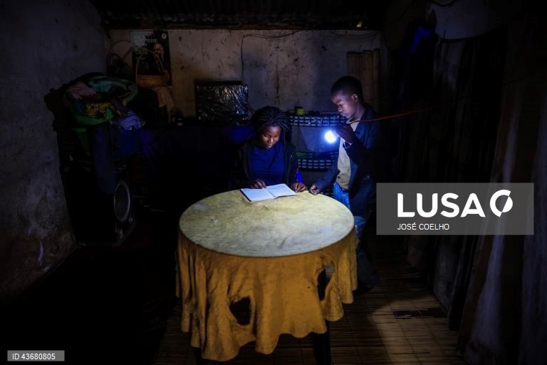 Solange, com o seu irmão, estuda na sua casa num bairro da cidade de Chimoio, 02 de outubro de 2024. Para Solange, estudar significa bem mais do que aprender. É a condição “para não estar triste toda a hora”, diz a órfã, de 14 anos, parte dos 11% das jovens moçambicanas que chega ao ensino secundário. Os discursos políticos de aposta na educação não lhe têm trazido material básico como lápis, borrachas e canetas a casa, nem trazem conforto face à necessidade de angariar dinheiro suficiente para...