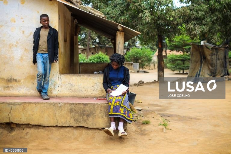 Solange, com o seu irmão, estuda na sua casa num bairro da cidade de Chimoio, 02 de outubro de 2024. Para Solange, estudar significa bem mais do que aprender. É a condição “para não estar triste toda a hora”, diz a órfã, de 14 anos, parte dos 11% das jovens moçambicanas que chega ao ensino secundário. Os discursos políticos de aposta na educação não lhe têm trazido material básico como lápis, borrachas e canetas a casa, nem trazem conforto face à necessidade de angariar dinheiro suficiente para...