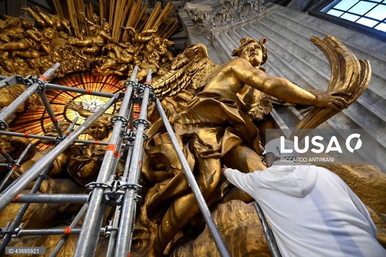 Trabalhos de restauro do Baldaquino de São Pedro e da Cadeira de São Pedro no Vaticano