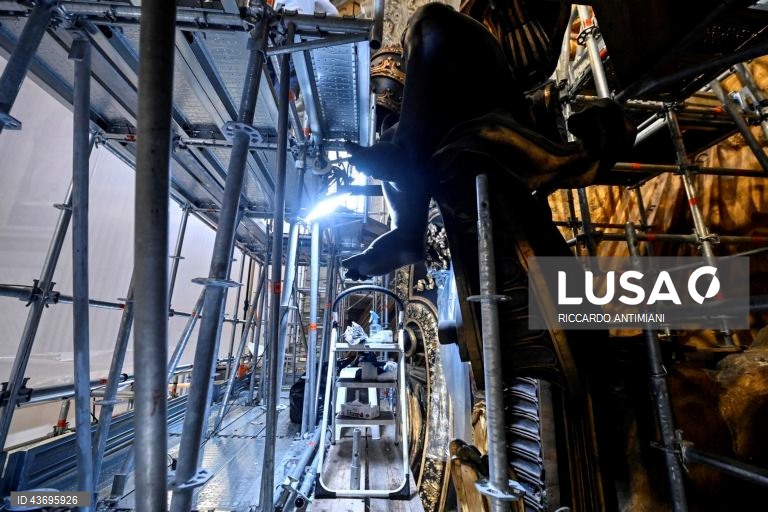 Trabalhos de restauro do Baldaquino de São Pedro e da Cadeira de São Pedro no Vaticano