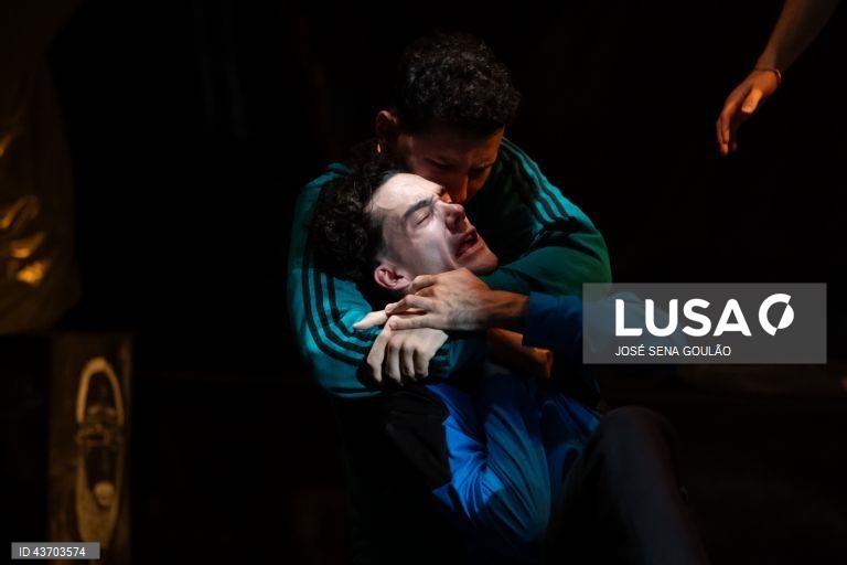 Ensaio de imprensa da peça "Class Enemy", um espetáculo do dramaturgo inglês Nigel Williams, escrito em 1978, é uma chamada de atenção para os movimentos anarquistas e para os desequilíbrios sociais vividos nas escolas, com encenação de Teresa Sobral e interpretação de David Esteves, Guilherme Moura, João Craveiro, Miguel Amorim, Marco Mendonça, Tomás Barroso, Vicente Wallenstein, Hernâni Faustino (músico) e Miguel Sobral Curado (músico) no Teatro de São Luiz, em Lisboa, 09 de outubro de 2024....