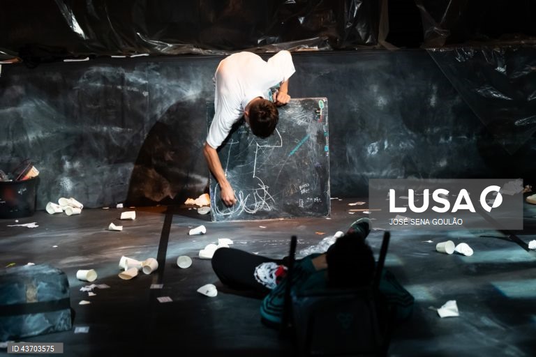 Ensaio de imprensa da peça "Class Enemy", um espetáculo do dramaturgo inglês Nigel Williams, escrito em 1978, é uma chamada de atenção para os movimentos anarquistas e para os desequilíbrios sociais vividos nas escolas, com encenação de Teresa Sobral e interpretação de David Esteves, Guilherme Moura, João Craveiro, Miguel Amorim, Marco Mendonça, Tomás Barroso, Vicente Wallenstein, Hernâni Faustino (músico) e Miguel Sobral Curado (músico) no Teatro de São Luiz, em Lisboa, 09 de outubro de 2024....