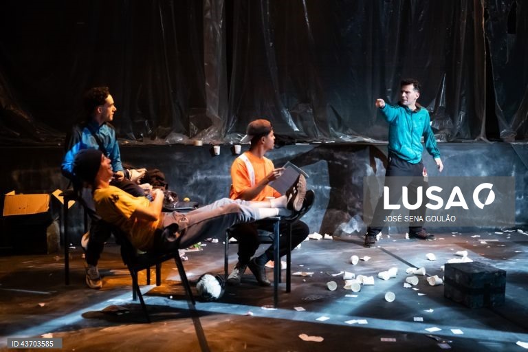 Ensaio de imprensa da peça "Class Enemy", um espetáculo do dramaturgo inglês Nigel Williams, escrito em 1978, é uma chamada de atenção para os movimentos anarquistas e para os desequilíbrios sociais vividos nas escolas, com encenação de Teresa Sobral e interpretação de David Esteves, Guilherme Moura, João Craveiro, Miguel Amorim, Marco Mendonça, Tomás Barroso, Vicente Wallenstein, Hernâni Faustino (músico) e Miguel Sobral Curado (músico) no Teatro de São Luiz, em Lisboa, 09 de outubro de 2024....