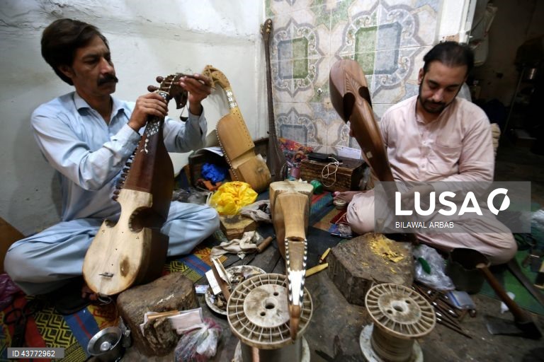 Paquistão: Fabrico artesanal de instrumentos de corda tradicionais em Peshawar