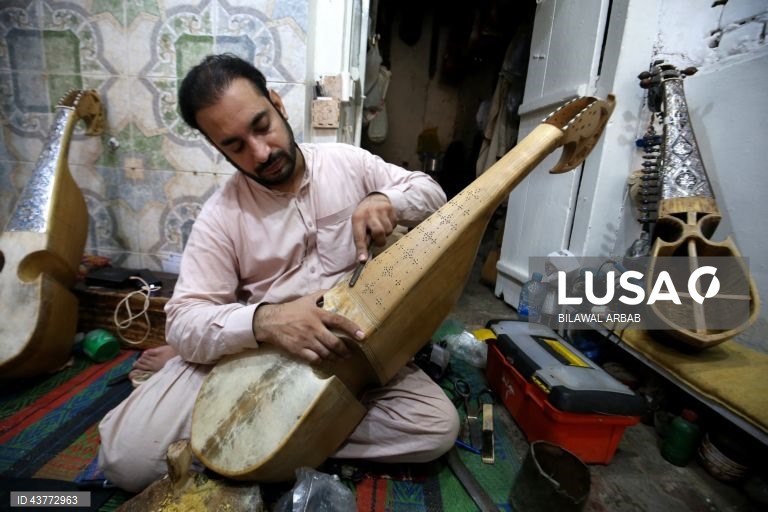 Paquistão: Fabrico artesanal de instrumentos de corda tradicionais em Peshawar