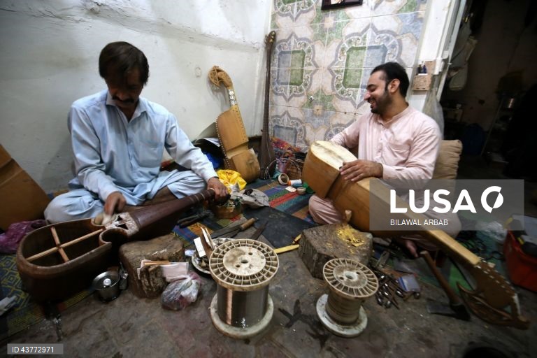 Paquistão: Fabrico artesanal de instrumentos de corda tradicionais em Peshawar