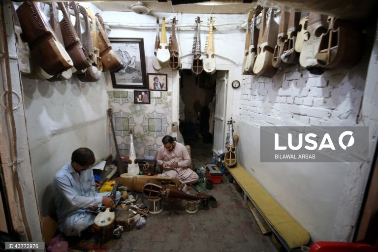 Paquistão: Fabrico artesanal de instrumentos de corda tradicionais em Peshawar