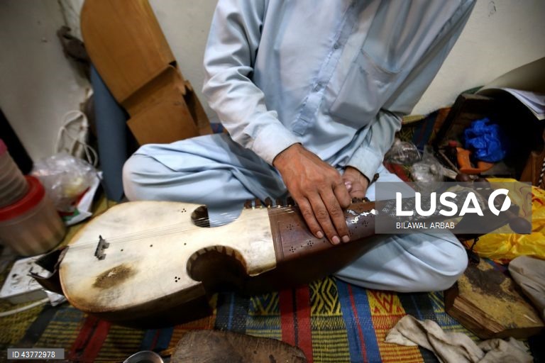 Paquistão: Fabrico artesanal de instrumentos de corda tradicionais em Peshawar
