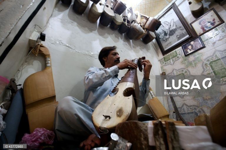 Paquistão: Fabrico artesanal de instrumentos de corda tradicionais em Peshawar