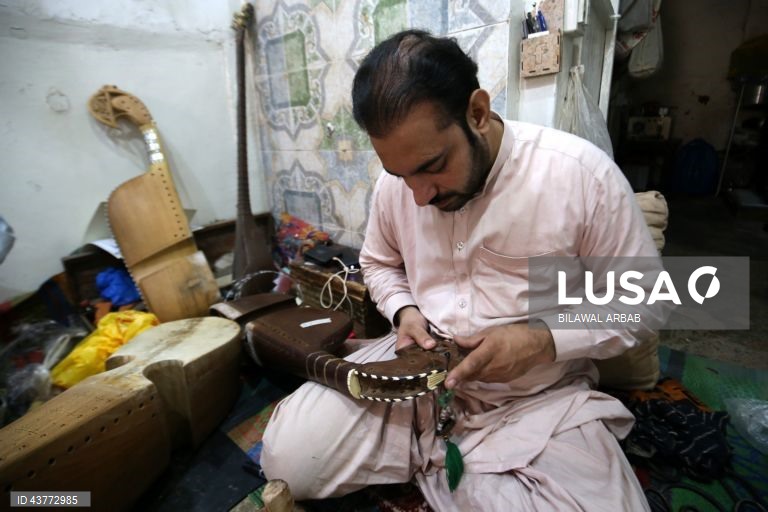 Paquistão: Fabrico artesanal de instrumentos de corda tradicionais em Peshawar