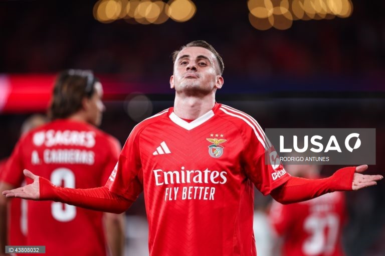  O Benfica venceu hoje o Rio Ave por 5-0 em jogo da nona jornada da liga portuguesa de futebol, somou a quarta vitória consecutiva na I Liga de futebol e ‘lambeu as feridas’ da derrota europeia a meio da semana, frente ao Feyenoord.