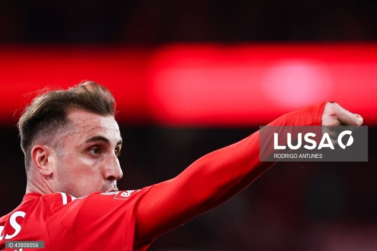  O Benfica venceu hoje o Rio Ave por 5-0 em jogo da nona jornada da liga portuguesa de futebol, somou a quarta vitória consecutiva na I Liga de futebol e ‘lambeu as feridas’ da derrota europeia a meio da semana, frente ao Feyenoord.