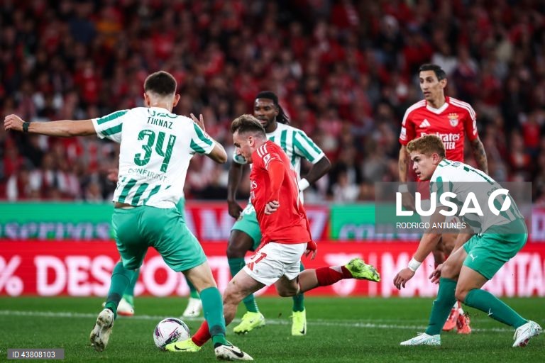 O Benfica venceu hoje o Rio Ave por 5-0 em jogo da nona jornada da liga portuguesa de futebol, somou a quarta vitória consecutiva na I Liga de futebol e ‘lambeu as feridas’ da derrota europeia a meio da semana, frente ao Feyenoord.