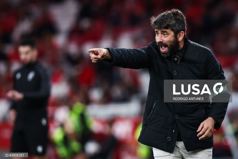  O Benfica venceu hoje o Rio Ave por 5-0 em jogo da nona jornada da liga portuguesa de futebol, somou a quarta vitória consecutiva na I Liga de futebol e ‘lambeu as feridas’ da derrota europeia a meio da semana, frente ao Feyenoord.