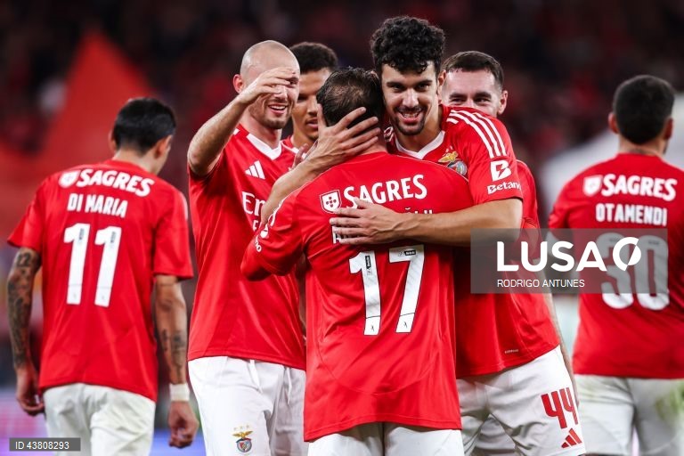  O Benfica venceu hoje o Rio Ave por 5-0 em jogo da nona jornada da liga portuguesa de futebol, somou a quarta vitória consecutiva na I Liga de futebol e ‘lambeu as feridas’ da derrota europeia a meio da semana, frente ao Feyenoord.