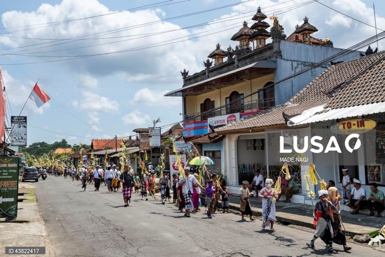 Indonésia: habitantes locais celebram o ritual sagrado Ngerebeg em Bali