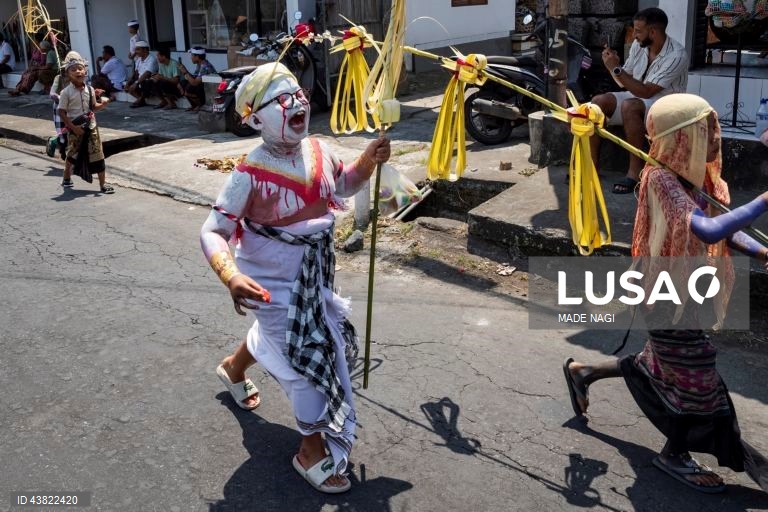 Indonésia: habitantes locais celebram o ritual sagrado Ngerebeg em Bali