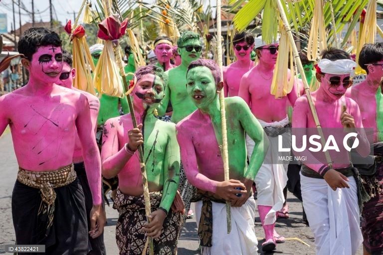 Indonésia: habitantes locais celebram o ritual sagrado Ngerebeg em Bali