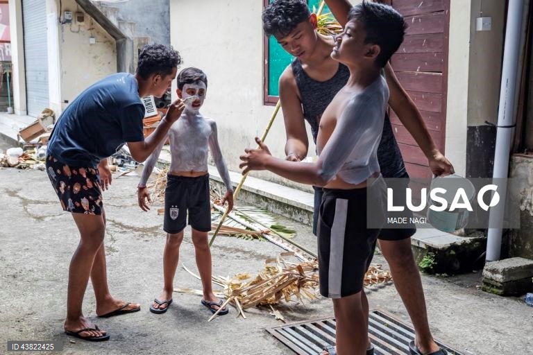 Indonésia: habitantes locais celebram o ritual sagrado Ngerebeg em Bali