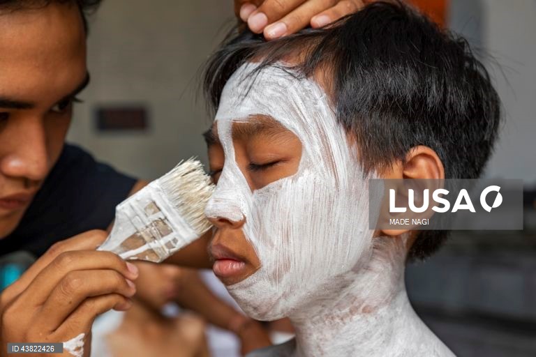 Indonésia: habitantes locais celebram o ritual sagrado Ngerebeg em Bali