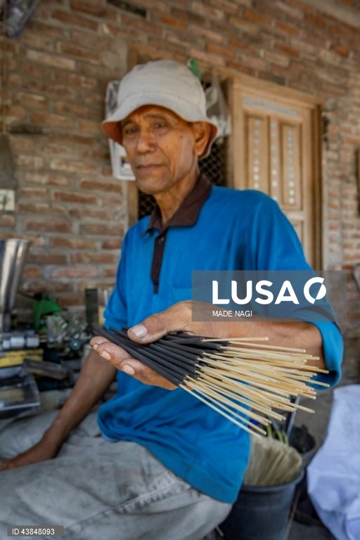 Indonésia: Fabrico artesanal de paus de incenso na Ilha de Bali