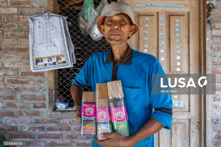 Indonésia: Fabrico artesanal de paus de incenso na Ilha de Bali